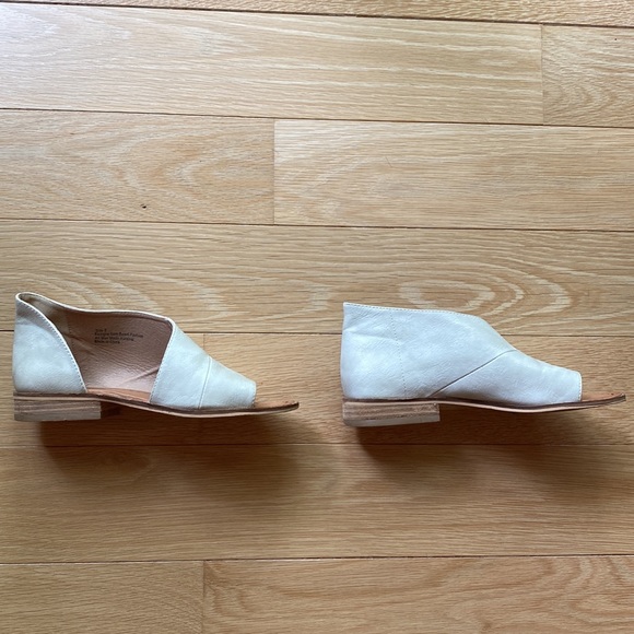 Cream open toed shoes - Picture 2 of 4